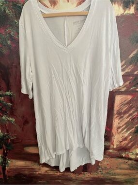 torrid White V-Neck Short Sleeve Tee